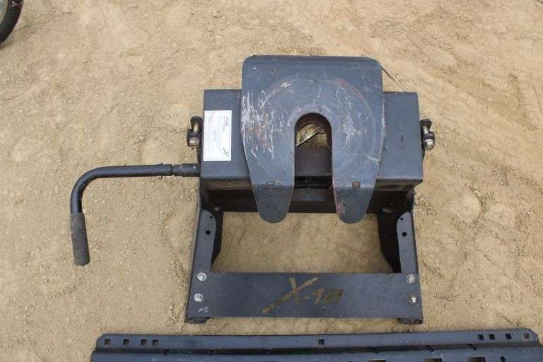 RBW 5th wheel hitch w/plate & hardware Lee Real Estate & Auction Service