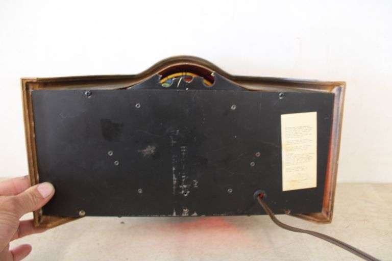 vintage-old-style-wall-clock-lee-real-estate-auction-service