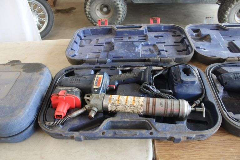 Lincoln cordless grease gun, 14.4 v w/case Lee Real Estate & Auction