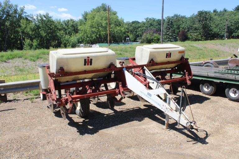 IH 4Row Corn Planter Lee Real Estate & Auction Service