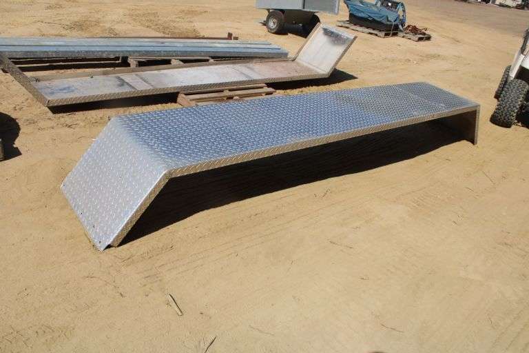 Lg. truck diamond plate alum. fenders Lee Real Estate & Auction Service