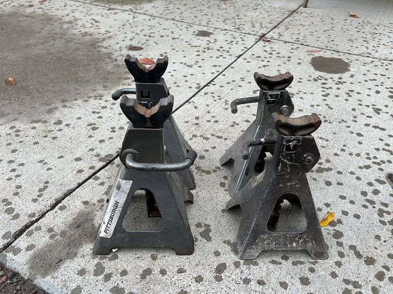 (4) Jack stands Lee Real Estate & Auction Service