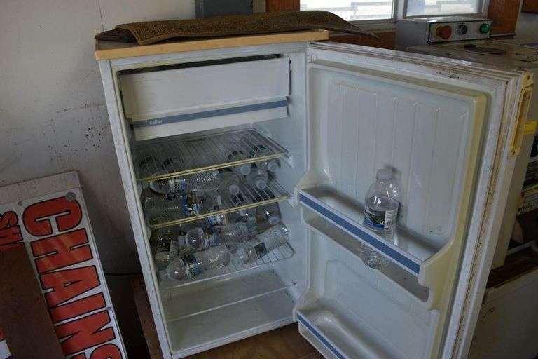 General Electric Mini Fridge, 18.5"x18"x34" Maring Auction Co LLC