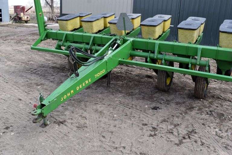 John Deere 7000 Planter, 6 Row 30”, Corn & Insect Box, No Fert., JD M2000 Monitor, Markers