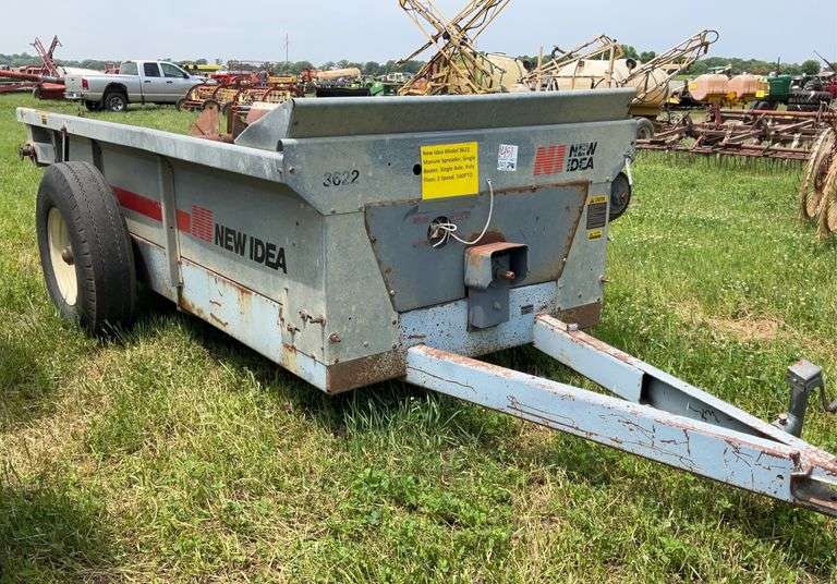 New Idea Model 3622 Manure Spreader, Single Beater, Single Axle, Poly