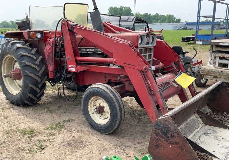 International Hydro 84 Tractor, Heat Houser, 3pt., 540 PTO, 2 Hyd