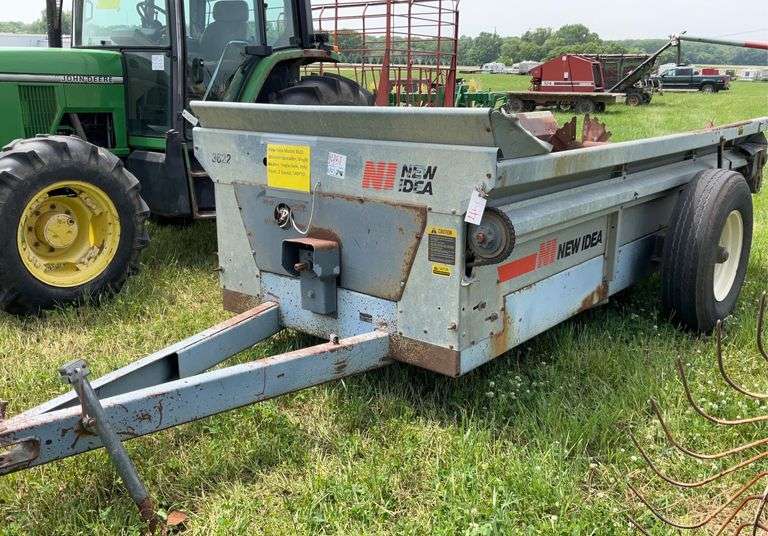 New Idea Model 3622 Manure Spreader, Single Beater, Single Axle, Poly