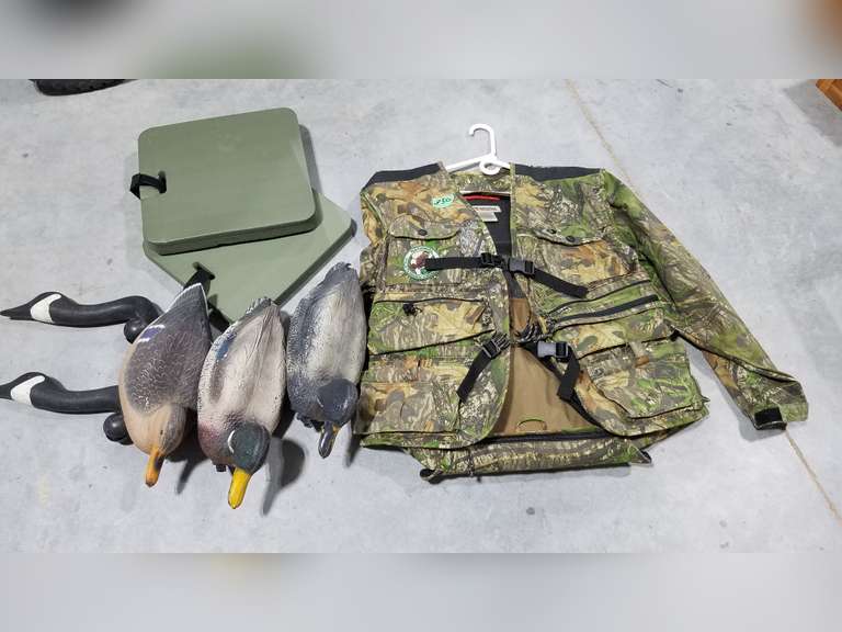 Mossy Oak XL/2XL Jacket W/Pad, (2) Seat Pads, (3) Duck Decoys, (2