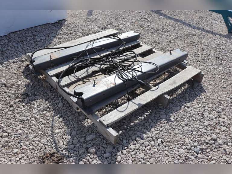 Pair Weigh Bars To Place Under A Squeeze Chute Etc Monitor Not 