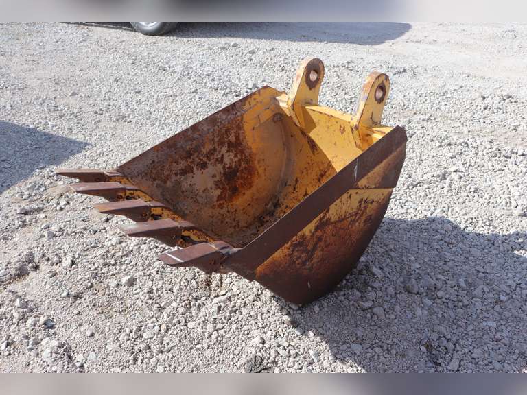 Case Backhoe bucket, heavy duty 24" Adam Marshall Land & Auction, LLC