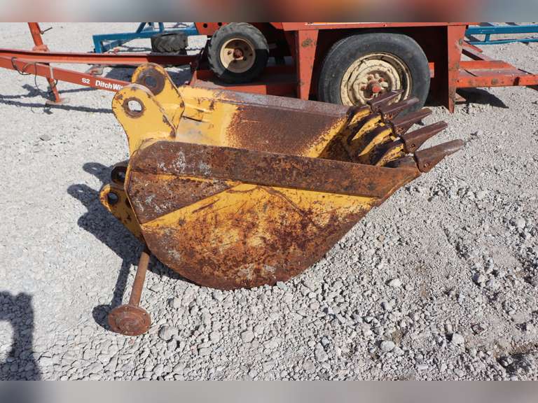 Case Backhoe bucket, heavy duty 24" Adam Marshall Land & Auction, LLC