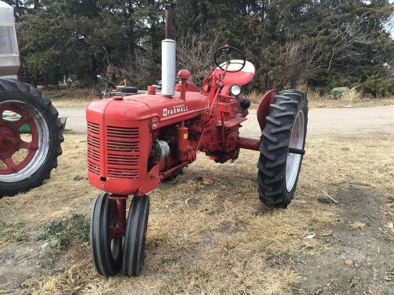 Miniature Tracteur Farmall C Avec Conductrice – échelle 1/32, Convertible En Roue Row Crop, Modèle Collector REP175