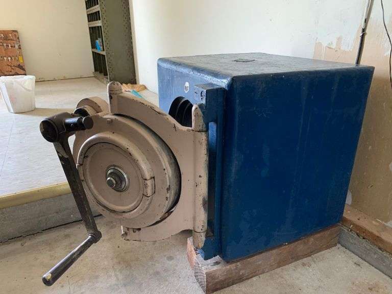 Safe Lock 22" x 22" x 24" (Located in Amherst, NE