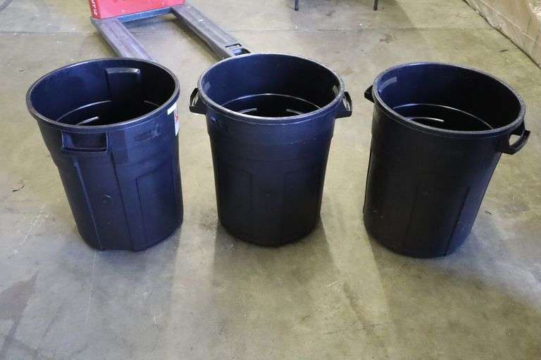 (3) Rubbermaid Roughneck 20 gal Trash Cans Missing lids Matthews