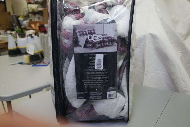UGG UGG AVERY TWIN /XL COMFORTER SET Matthews Auctioneers