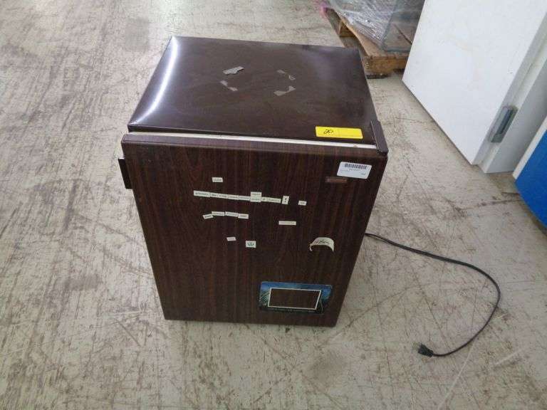 1 MINI FRIDGE Matthews Auctioneers