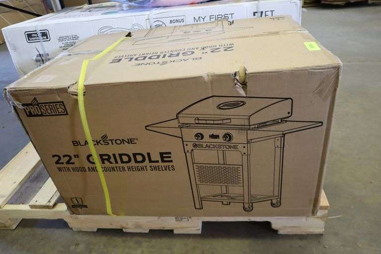 Blackstone proseries 22" griddle with hood and counter height shelves