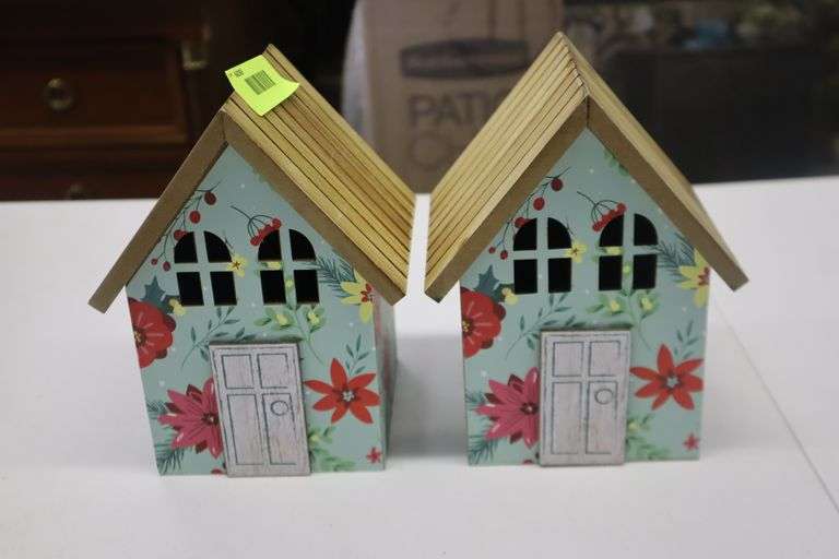 2 Pioneer Woman Tabletop houses Matthews Auctioneers