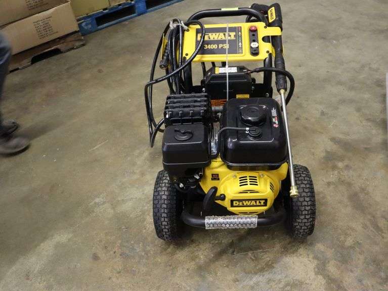 Dewalt 3400 PSI Gas Pressure Washer Missing 2 attachments. Has