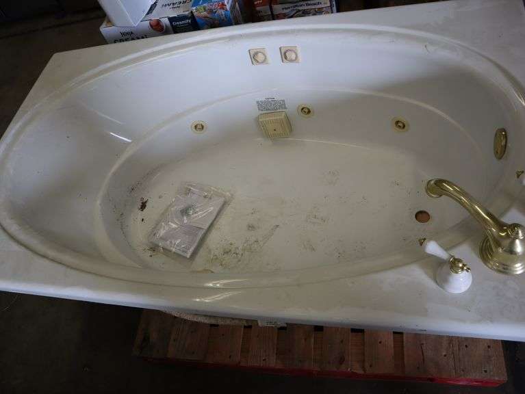 Jacuzzi 71.5"x413/4" Sunken tub Matthews Auctioneers