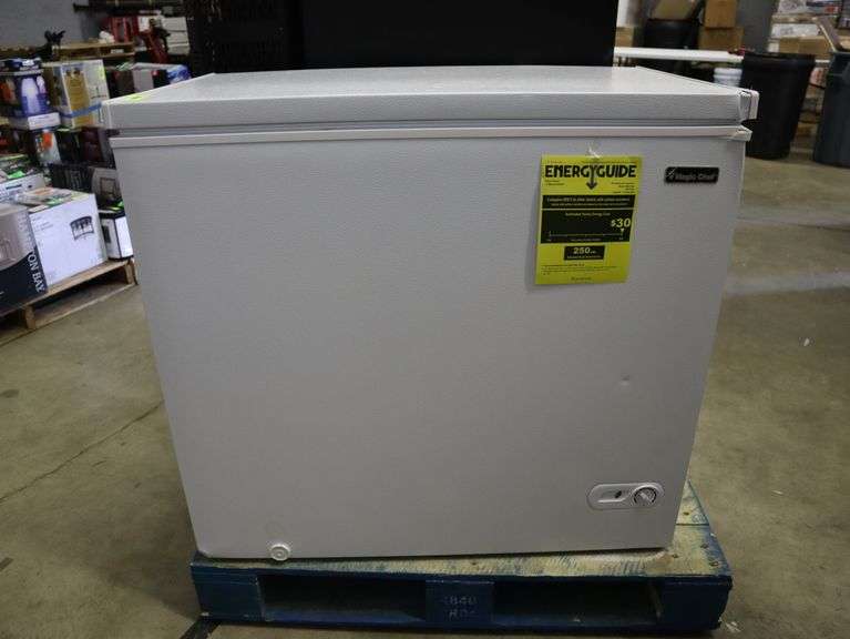 Magic Chef 7.0 cu ft chest freezer Has some slight damage on the lid