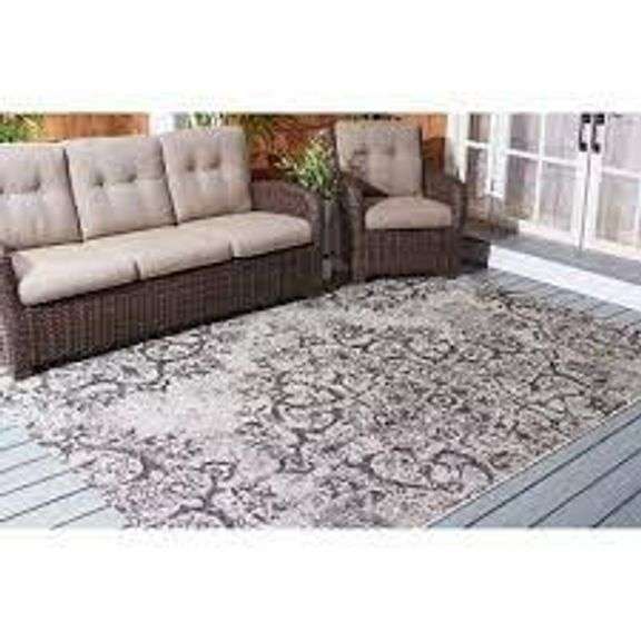 8'x10' area rug Matthews Auctioneers