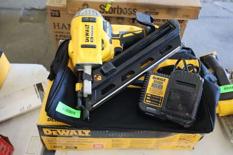 Dewalt 20v 30 Degree Paper Collated Framing Nailer Kit with 2AH Battery
