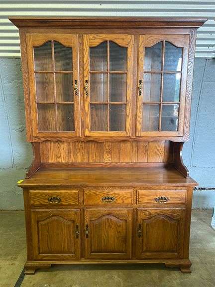 Oak China Cabinet - Amish Made - Matthews Auctioneers