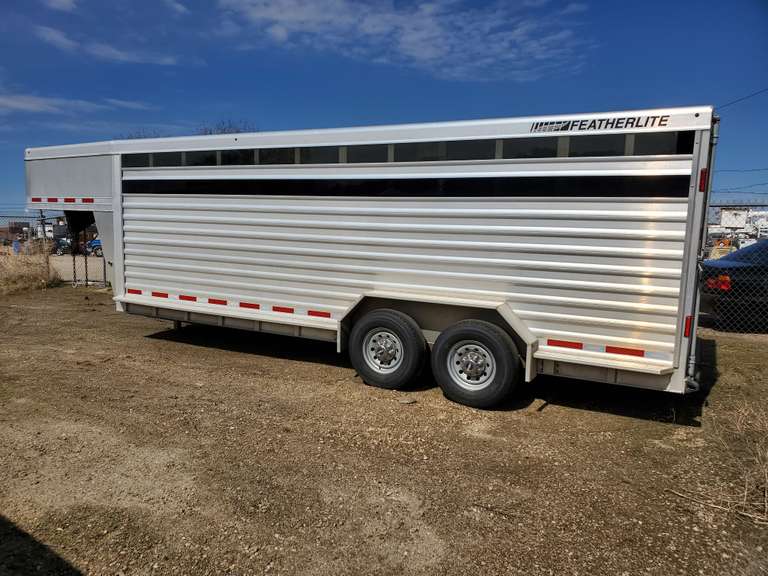 2016 Featherlite 8127-7020-STD