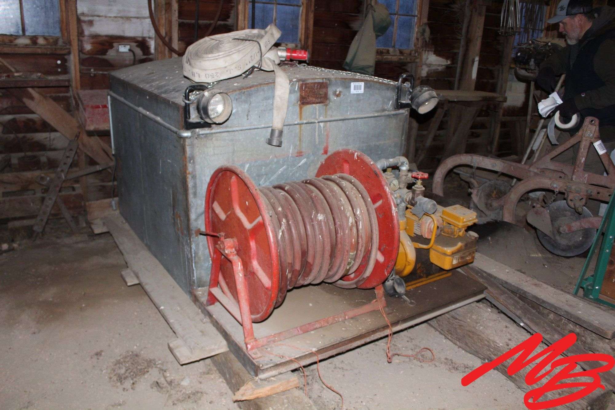 Water Tank w/gas briggs & stratton gas pump, aprx 300 gal