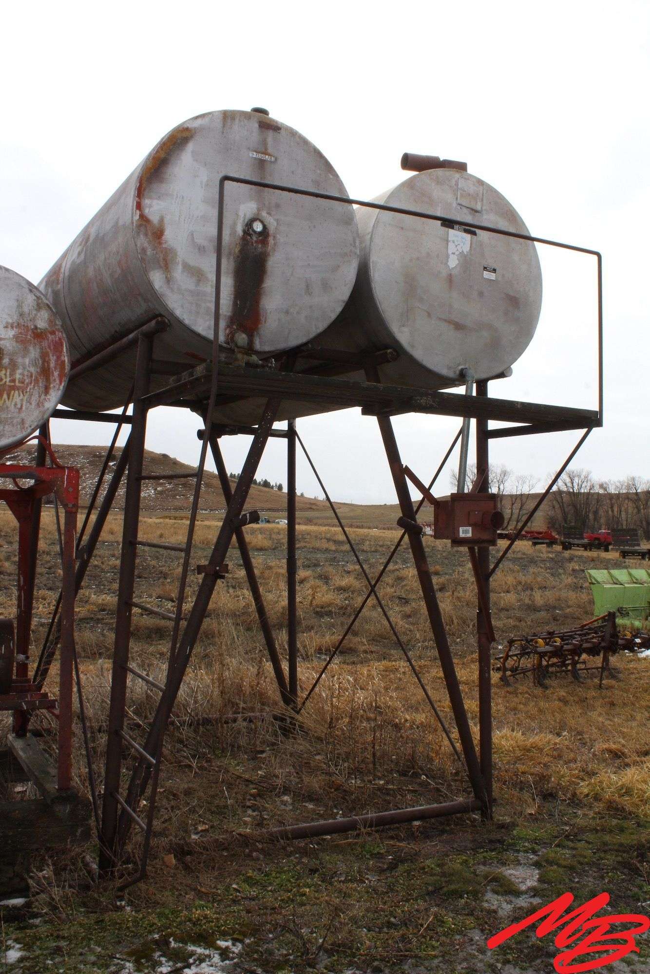 2-1000gal Fuel Tanks w/stand