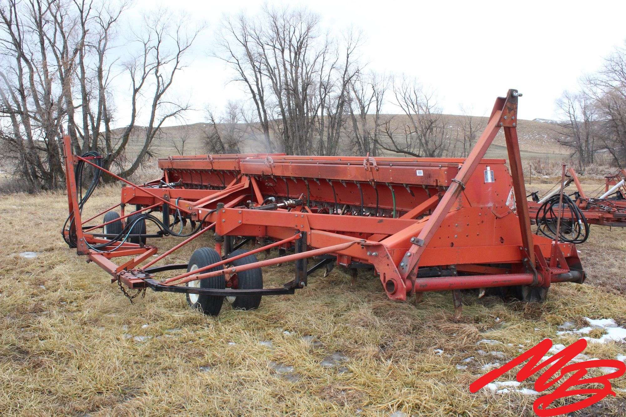 7100 International Hoe Drill w/carrier