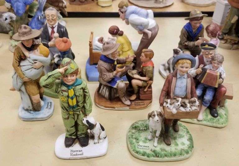 Group of 8 Norman Rockwell figurines - Matthew Bullock Auctioneers