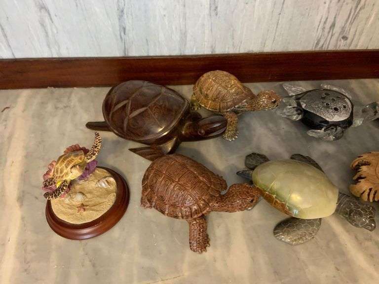 Group of turtle figurines - Matthew Bullock Auctioneers