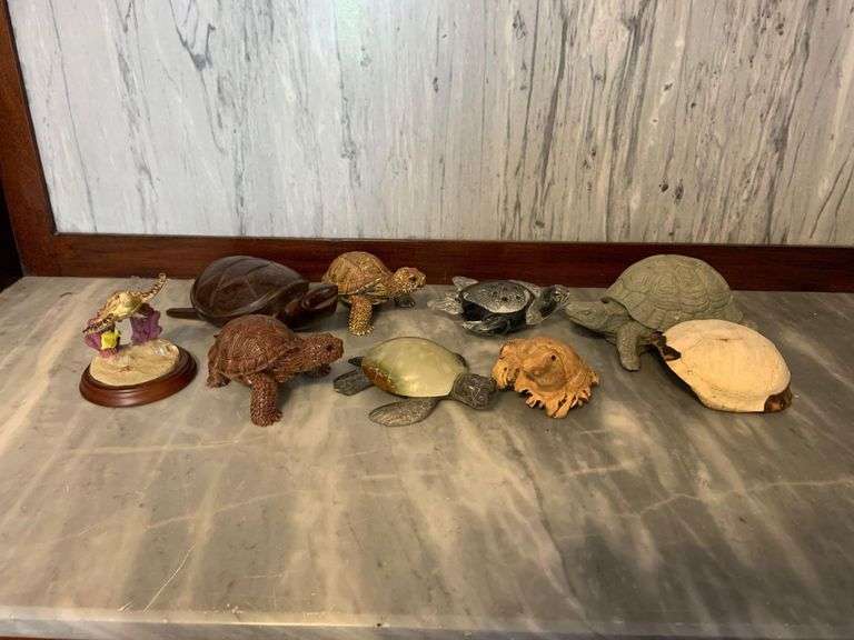 Group of turtle figurines - Matthew Bullock Auctioneers