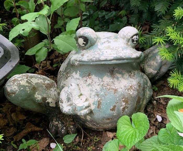 Concrete frog yard statue Matthew Bullock Auctioneers
