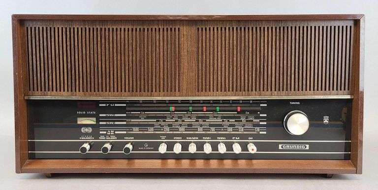 Grundig Model RF 260 U Radio - Matthew Bullock Auctioneers