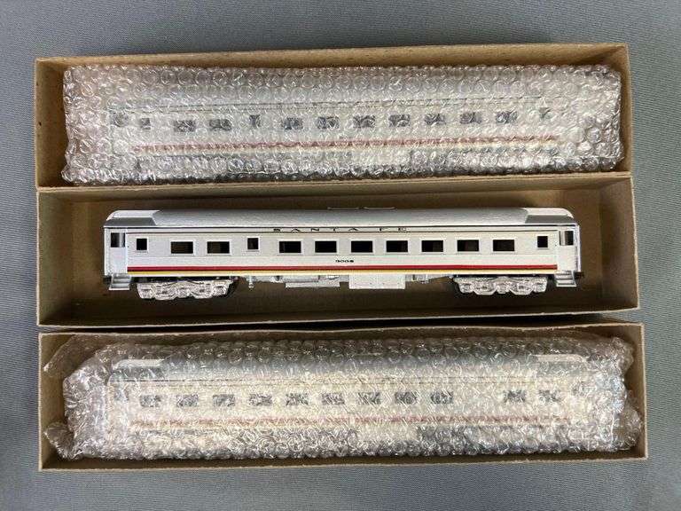 Group of 3 Walthers HO Scale Santa Fe Passenger Train Cars Matthew