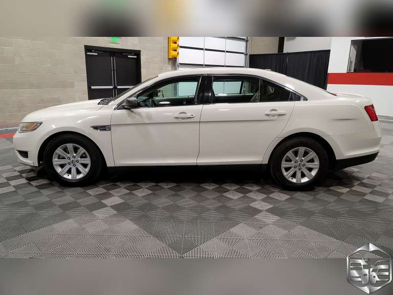 2010 Ford Taurus  SE