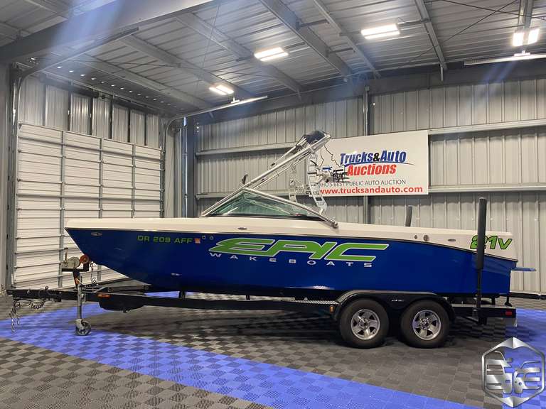 2012 Epic Wakeboat 21V