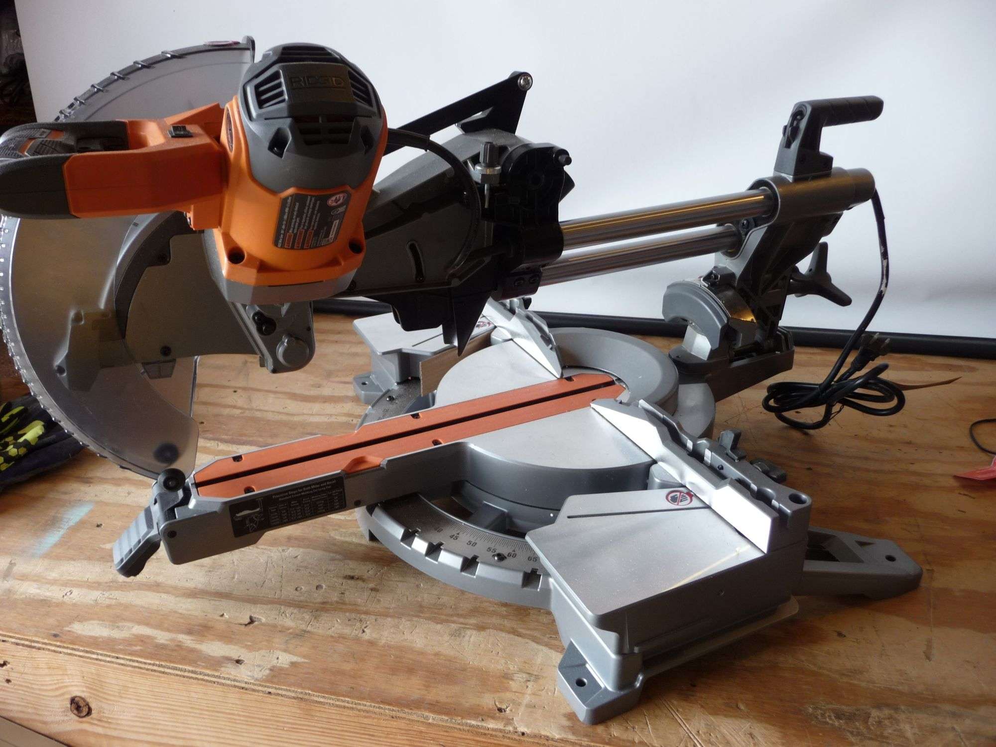 Dual Bevel Sliding Miter Saw 