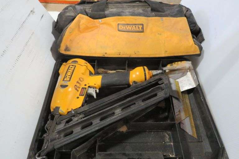 DEWALT MODELD51275 15 GA. FINISH NAILER WITH CASE AND EXTRA DEWALT