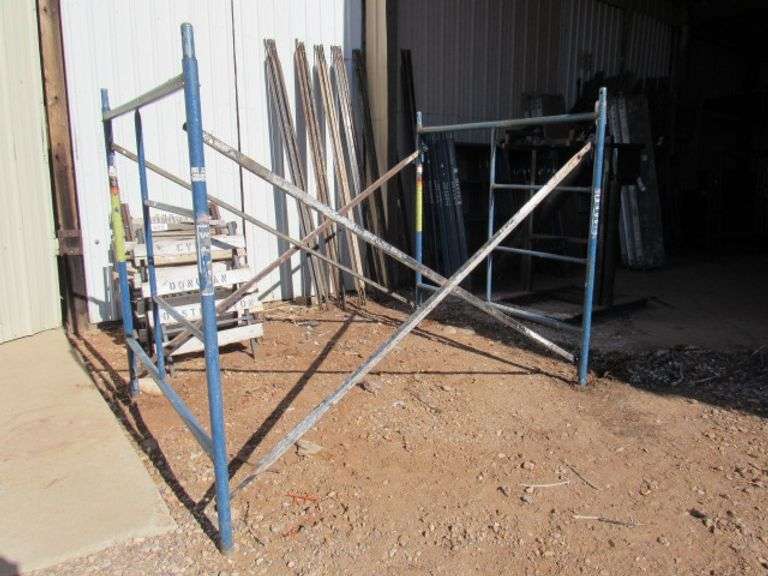 WACO SCAFFOLDING SET INCLUDES 2 5'X5'X7' ENDS AND 2 BRACES