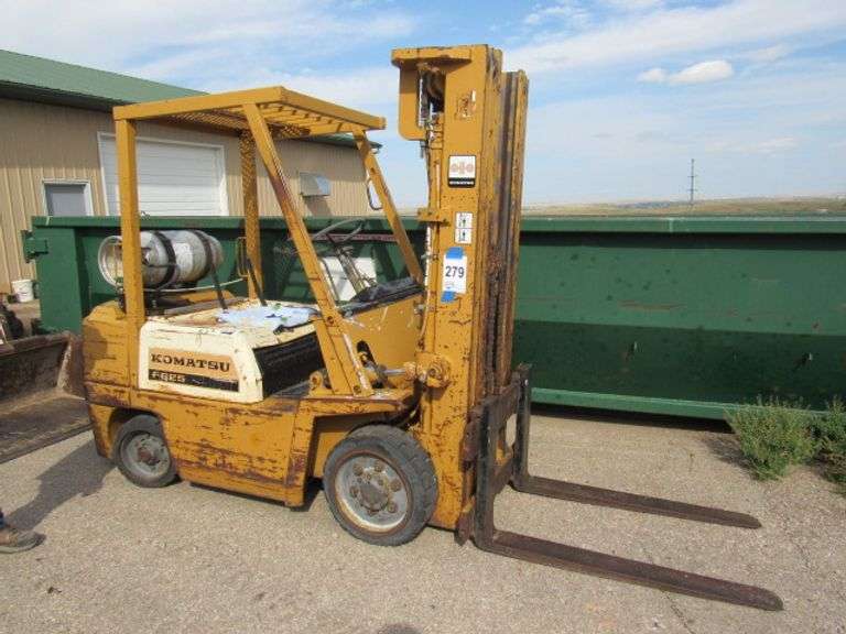 KOMATSU MODEL FG20ST4 HARD SURFACE FORKLIFT PROPANE 4000 POUND CAPACITY 3 SECTION MAST