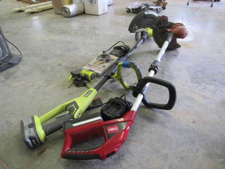 RYOBI 18 VOLT WEED EATER WITH EXTRA PARTS AND BATTERY AND CHARGER, TORO