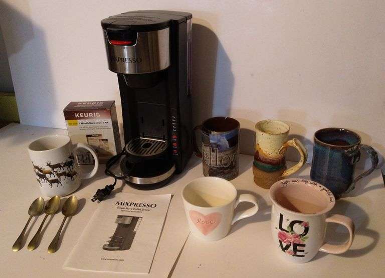 LOT 94Mixspresso Single Serve coffee maker, assorted coffee cups, 3