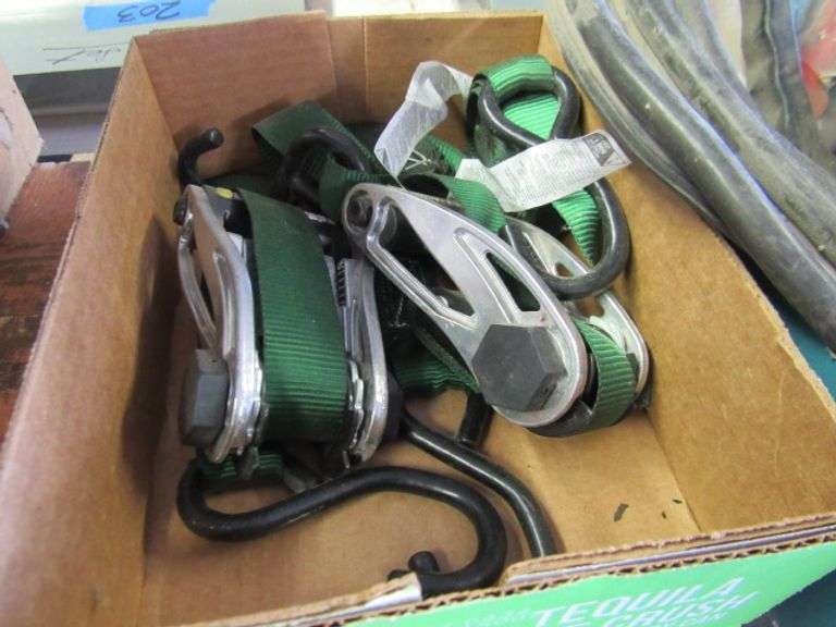 STANLEY MINI JUMPACK, SET OF JUMPER CABLES AND 2 RATCHET TIE DOWNS