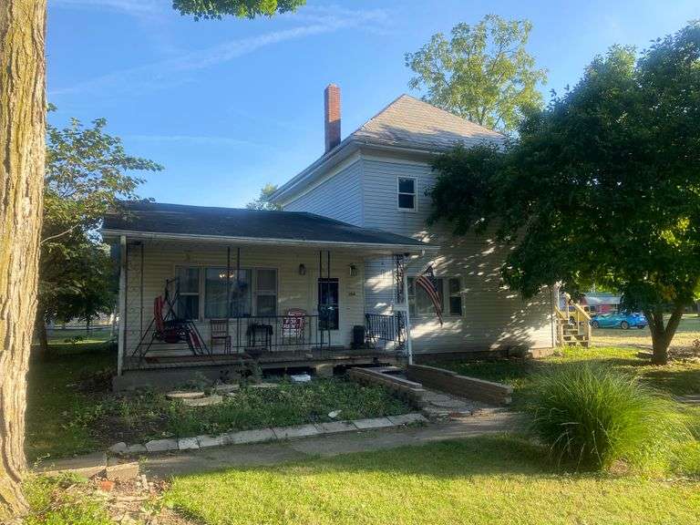 2 STORY HOME WITH GARAGE APARTMENT! NORTH MANCHESTER, IN