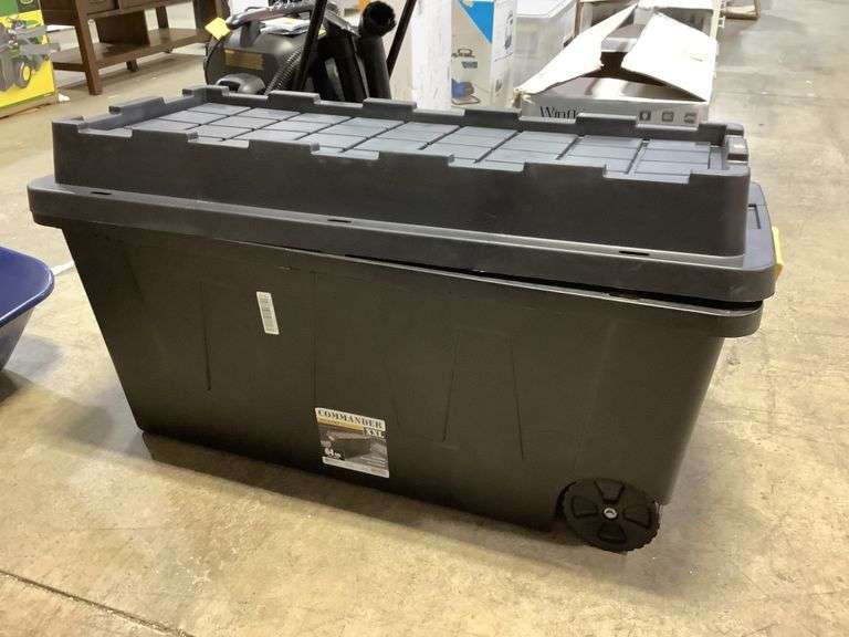 Commander XXL heavy duty tote with wheels, one latch broken Metzger