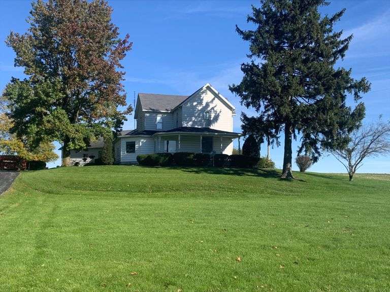 COUNTRY HOME WITH MULTIPLE OUTBUILDINGS ON 2.5+/ ACRES! NORTH